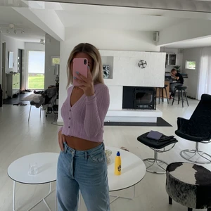 Topp från Zara - Säljer denna super mina tröja från Zara som inte kommit till användning🤍 köpte den för 400kr