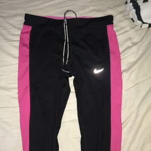 Nike träningsbyxor rosa och svarta 