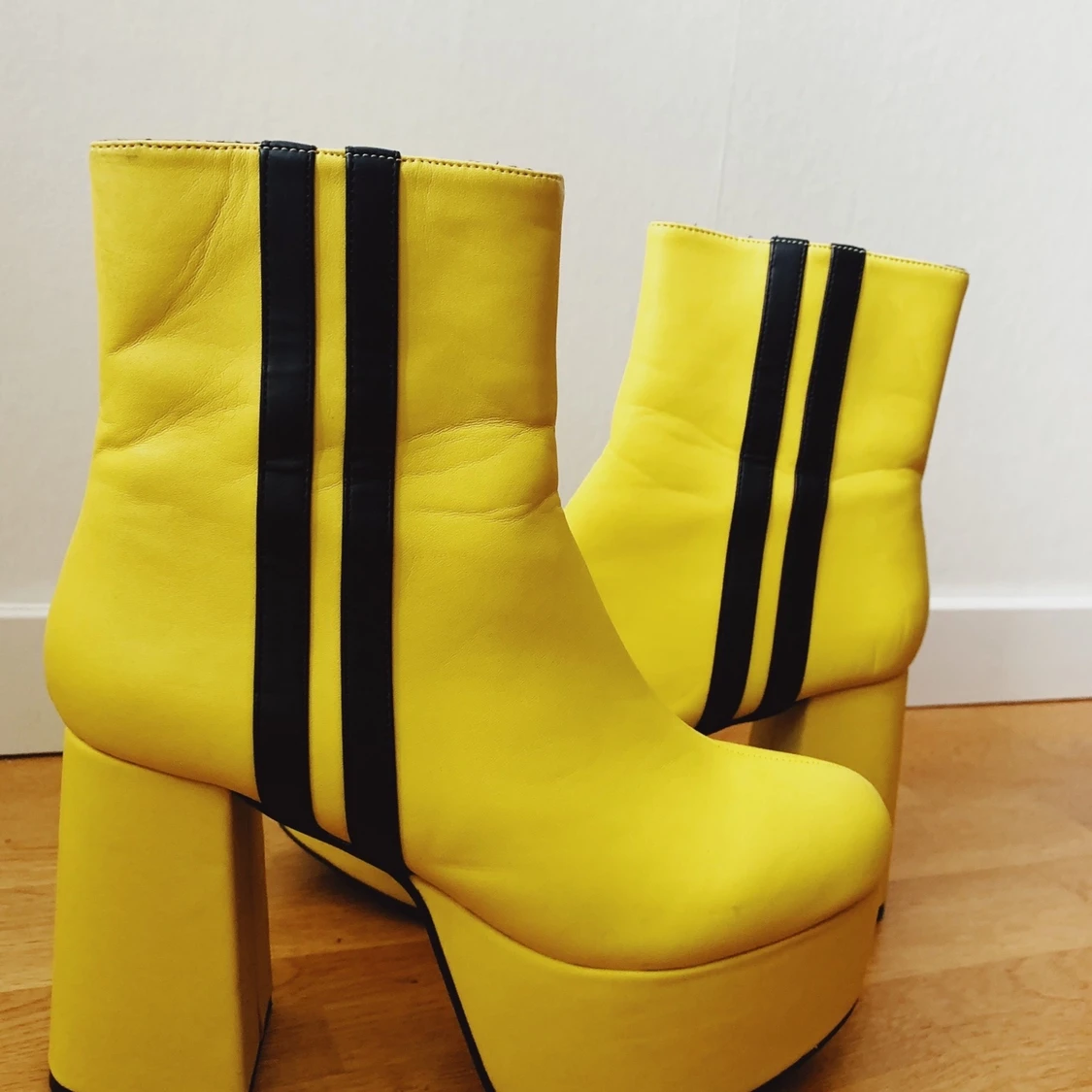 BEATRIXXX BADDIE PLATFORM BOOTS - 90