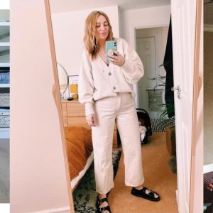 VITA JEANS MED BRUNA SÖMMAR - Så snygga vida jeans från Monki som tyvärr inte passar mig längre!