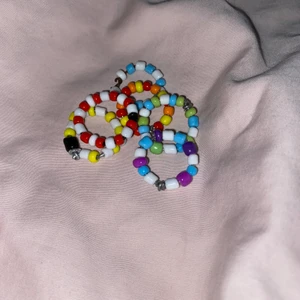 Säljer olika hemgjorda ringar - Dom ringarna på bilden är de färgerna ja har precis nu, man kan välja färg men då tar de längre tid o få de/den, skicka för intresse🤍 25kr per st + frakt 