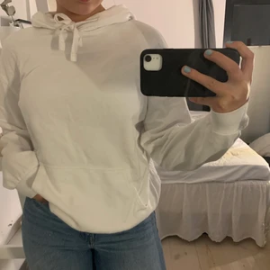 Vit hoodie - Fin vit hoodie från Cubus som inte kommer till användning den är i storlek s, perfekt att ha som ett basis plagg i garderoben, 100+66kr