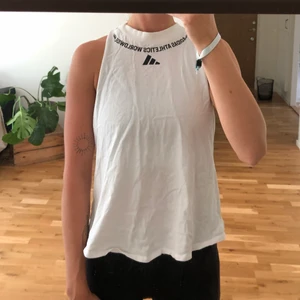 Adidas Linne - Snygg träningsstopp i bomull. Använd en gång och sedan tvättad en gång. Kommer aldrig till användning för mig. Pris inkl. Frakt (vill man ha spårbart tillkommer det)