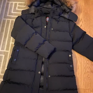 Canasta goose  - Jag säljer en helt ny Canada goose jacka. Den har aldrig används eftersom att den var för stor på mig! Den passar sig om du har M eller L också!