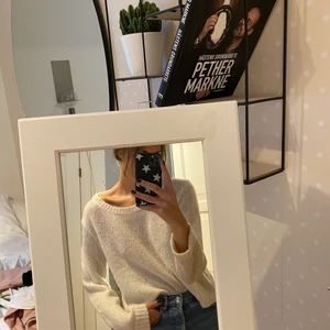 Vit stickad tröja  - Jag på bilden är normalt en S. Kan både mötas upp och skicka!