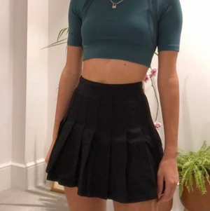 Trendig kjol 🖤❤️‍🔥 - FINNS KVAR!!!!! Supersnygg kjol i storlek 38 (passar 36 jag brukar ha det normalt sett). Helt ny med tags kvar, aldrig använd (har två likadana). Kör budgivning!