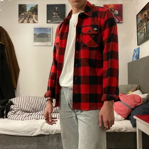 Dickies skjorta - Skit fin Dickies skjorta som är knappt använd✨. Kond 9/10. Storlek small och är true to size💖. Frakt behandlas av köparen 👍🏻