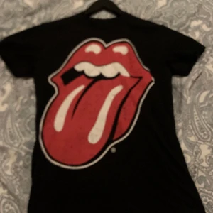 Roling Stones t-shirt  - Extremt dålig bild men säljer denna roling Stones t-shirt💓