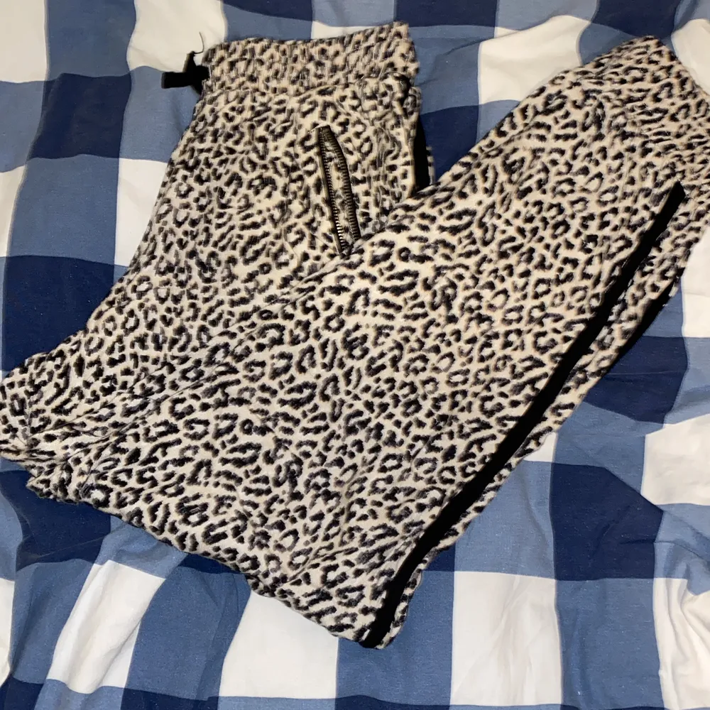 Extrem sköna leopard mönstrade lindex byxor. Säljes för att de inte passar mig längre. De är multifärgade med coola fickor, som har dragkedjor, och lite svarta detaljer i sidorna.. Jeans & Byxor.