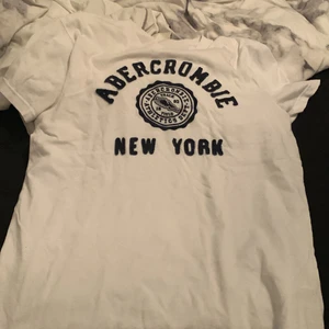 T-shirt - En vit t-shirt i storlek M. Använd ett antal gånger och är lite nopprig men annars i fint skick. Köparen står för frakten.