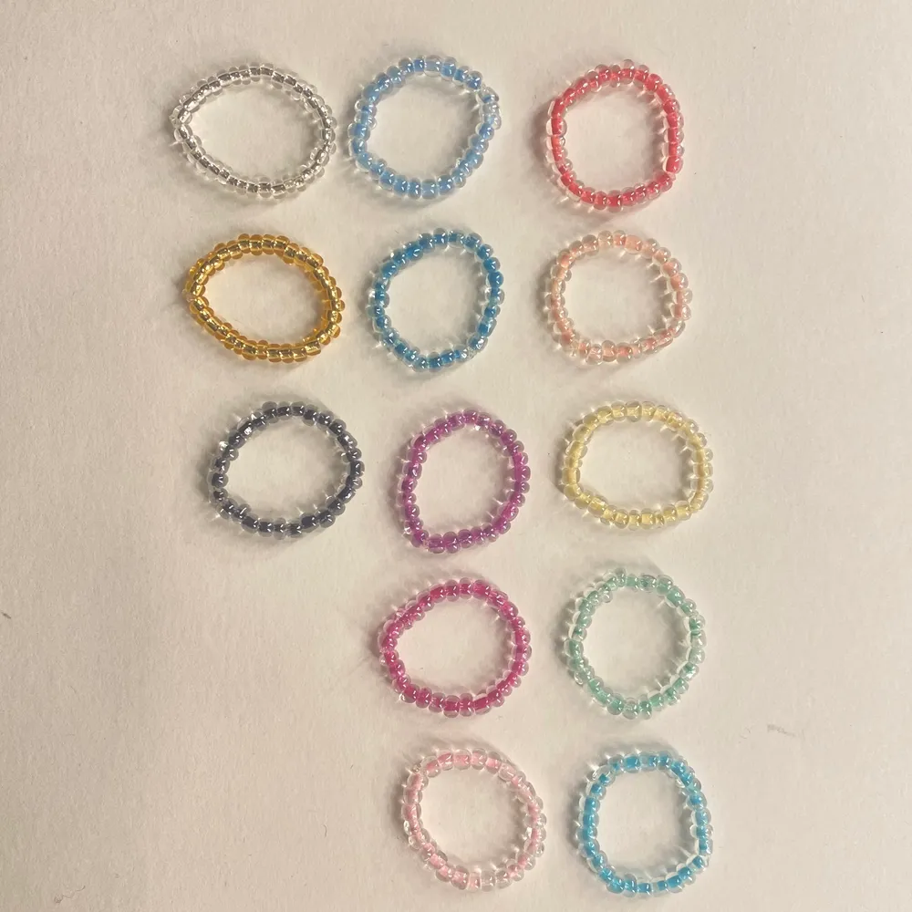 Superfina, enkla pärlringar 🧡 gjorda av elastisk tråd. Storlek och färgkombinationer väljer man själv! 😆 25kr styck, 12kr frakt. Accessoarer.