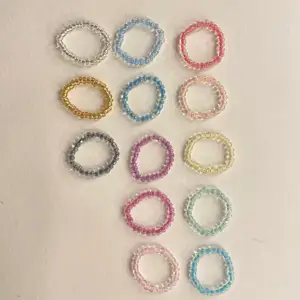 Superfina, enkla pärlringar 🧡 gjorda av elastisk tråd. Storlek och färgkombinationer väljer man själv! 😆 25kr styck, 12kr frakt