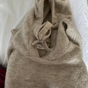 Stickad tröja med luva från mango - Stickad tröja med luva, inga defekter och oversized o mysig, från mango, storlek S