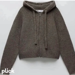 Stickad zip hoodie - SÄLJER ÄNDAST VID BRA BUD                               Tänkte sälja den här koftan från Zara då den inte kommer till användning längre❤️BUDET LIGGER PÅ :270kr                                                               Köp direkt för 350kr❤️