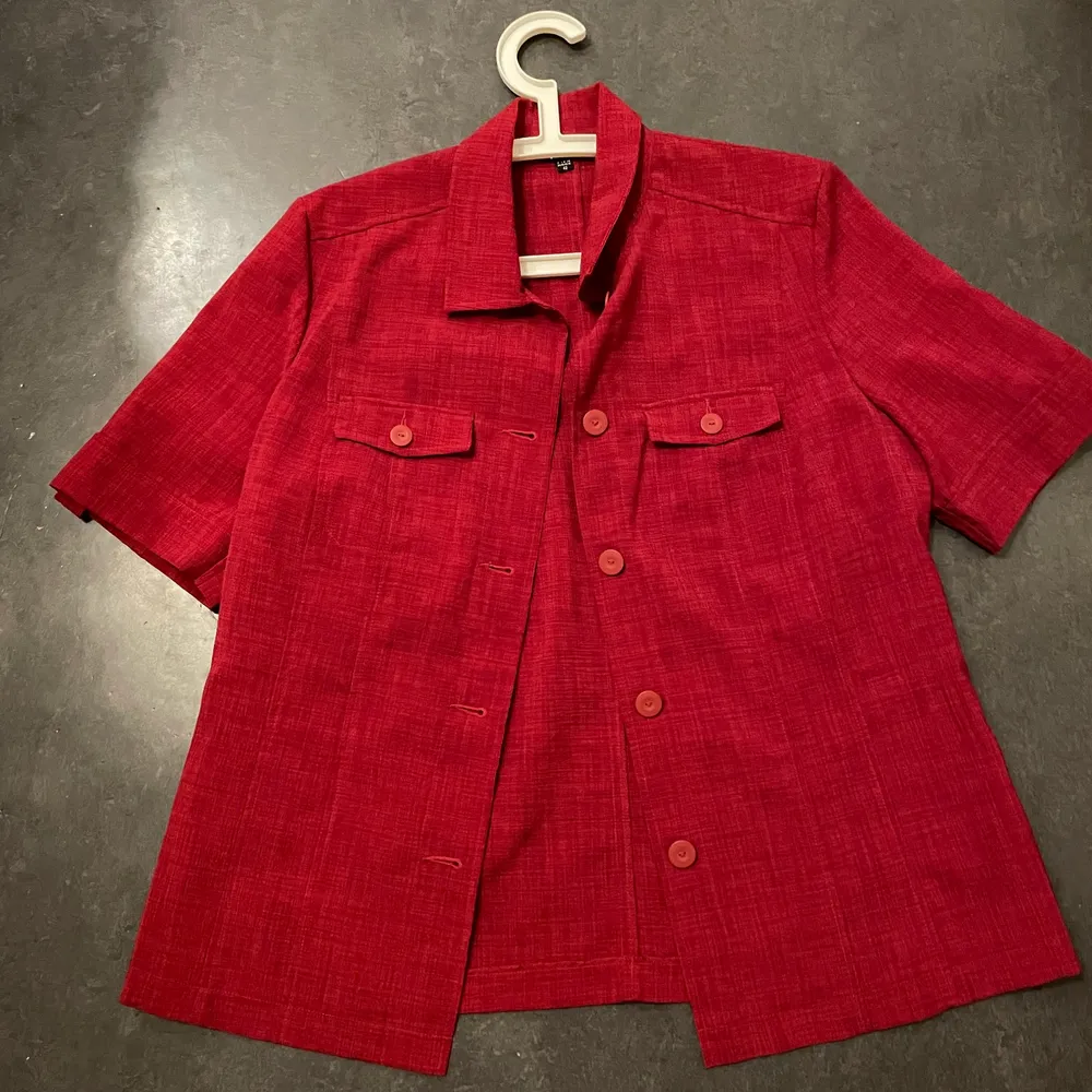 Hejsan, säljer min röda skjorta ifrån brandtex. Passar perfekt till julafton. Passar både som dam och herr kläder. Säljer för 50 kr. Hör av dig om du är intresserad ❤️☃️. Skjortor.