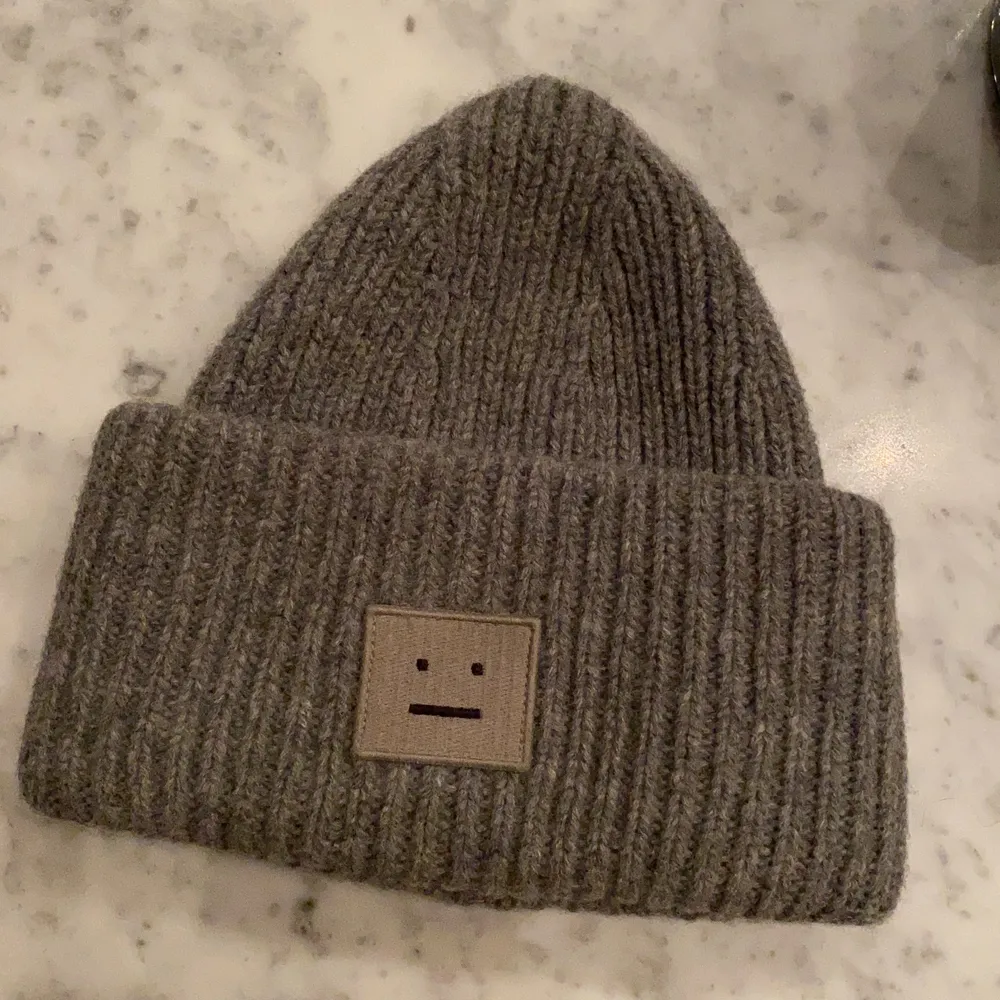 Säljer min acne mössa i topp skick iprincip alldrig andävnd ! Kommer ej till andvändning ! Perfekt nu i  vinter . Accessoarer.