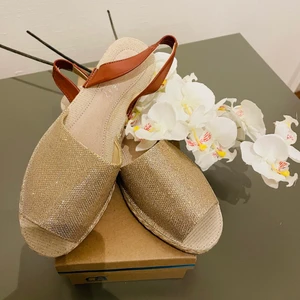Sandaler  - Helt nya sandaler!! Jag har aldrig använt dem på grund av en större storlek. Farg:guld/brun, storlek 37.