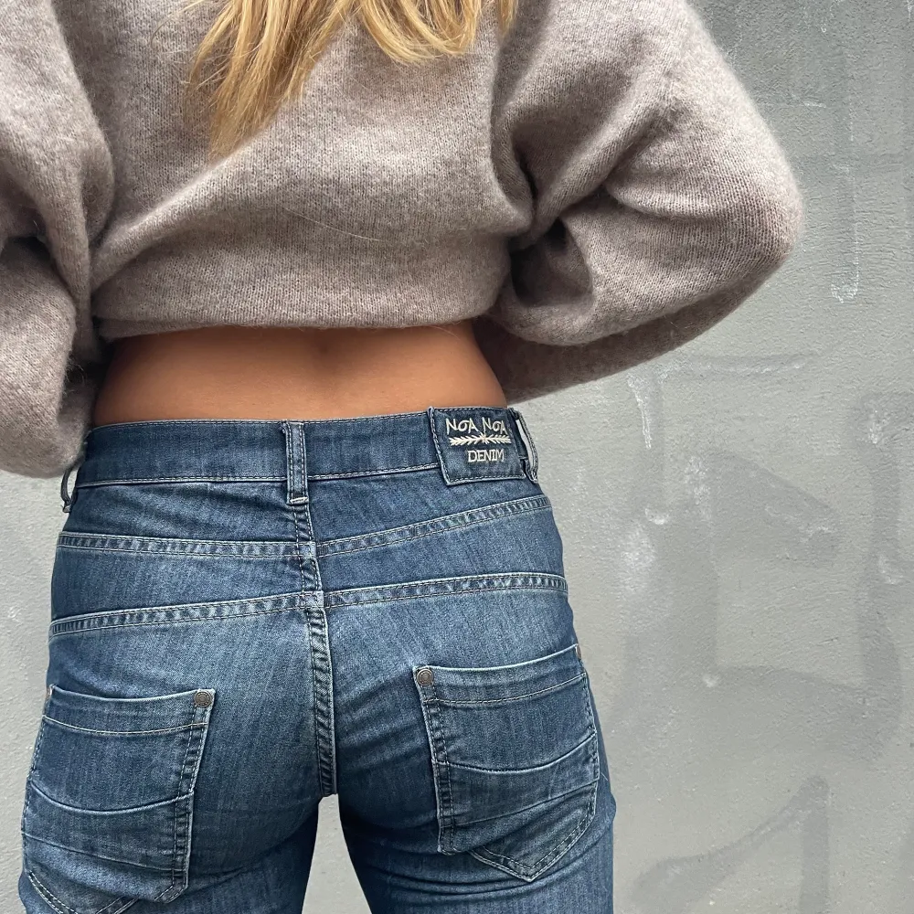 Coola lågmidjade jeans från NoaNoa. Storlek midja: 79 cm Innerbenslängd: 81 cm! 😍😍. Jeans & Byxor.