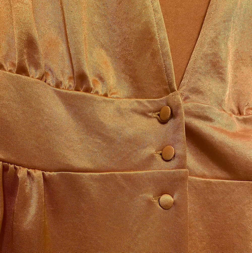 Skön klänning från Zara i storlek S✨ knappar hela framsidan.. Klänningar.