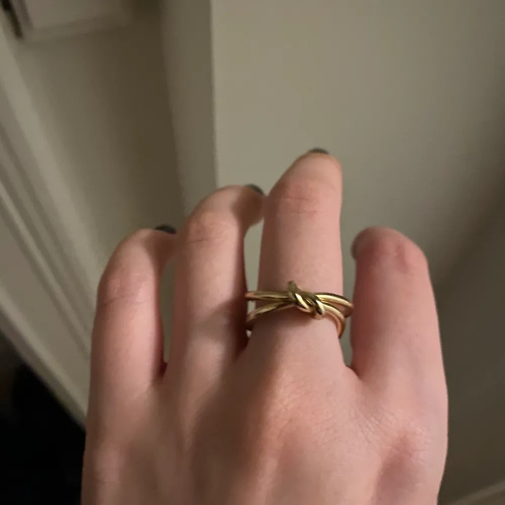 Guldfärgad ring. Liknar Tiffany Knot Ring. Övrigt.