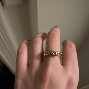 Guldfärgad ring. Liknar Tiffany Knot Ring