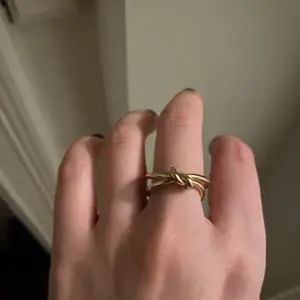 Guldfärgad ring. Liknar Tiffany Knot Ring