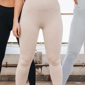 Aimn thighs  - Sköna sparsamt använda tights, säljes pga att dem är för stora. Köparen står för frakt. Beiga 