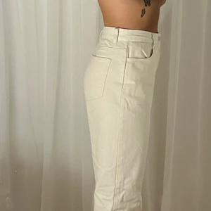 Beige jeans - Beige Jeans från NLY trend, aldrig använda (säljer pga för stora) Köpta från Biancas favoriter på Nelly.com 