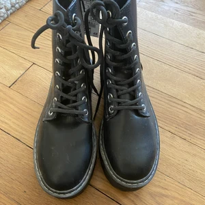 Svarta kängor  - Svarta oanvända kängor från H&M, fejk skin, storlek 38