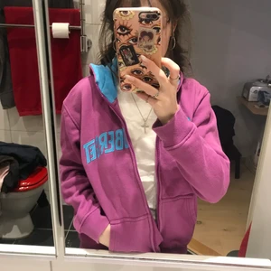 Lila och blå zip-up kofta - Lila och blå zip-up, sjukt mjuk och mysig! Storlek 158, jag på bilden har storlek XS. Passar nog upp till en storlek M! Möts o slussen eller postas!