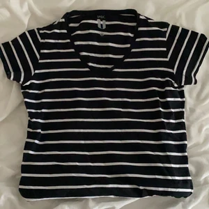 Randigt - Fin randig oanvänd t-shirt 🤍 storlek M men sitter mer som S🤍 fin v-ringad som går lagom mycket ner🤍 