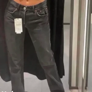 Midrise jeans - Säljer nu ett par super fina midrise jeans från Zara som nu är slutsålda. Jeansen är aldrig använda och lappen finns kvar! Säljs pga av att jag var för långsam med att lämna tillbaka de då jag köpte ett par nya som passade bättre. Köpta för 399kr. (Första bilden är lånad! Fråga för mer information!)