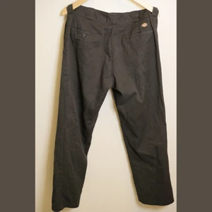 Dickies pants original fit 874 - Snygga svarta dickies byxor, snygg design, använda men har inga defekter eller skador.