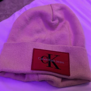 Calvin klein mössa - Säljer denna mössa pågrund av att den inte kommer till användning längre 💗
