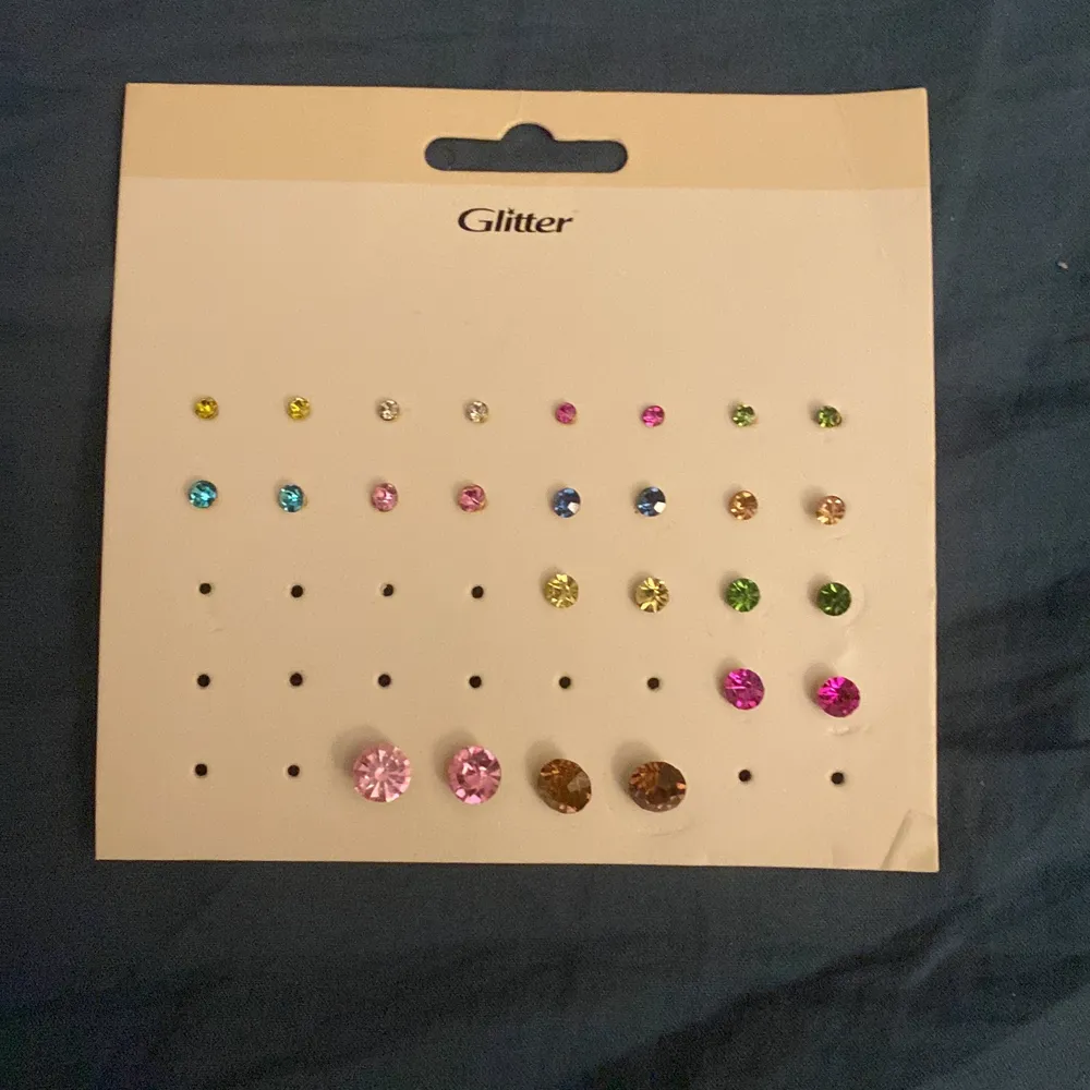 Fina örhängen i olika färger från glitter som jag nt använder längre. Det finns 13 par kvar som jag aldrig använt (ny pris 129)❤️. Accessoarer.