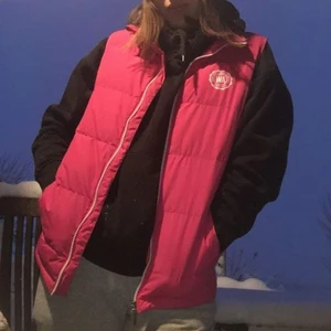 Supersnygg rosa väst - Köptes för några år sedan men användes aldrig. Västen är i mycket fint skick och färgen är helt MAGISK🎀🌌 Priser kan alltid diskuteras och det är bara att höra av sig vid frågor💞💞