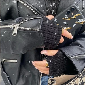 Svarta vantar  - Jättefina och trendiga vantar som aldrig är andvända