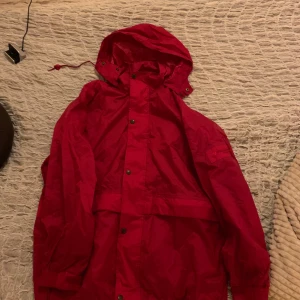 Fjällräven - Säljer en röd fjällräven jacka i hydratic, vintage/retro i fint skick, strl M. Står inte för postens slarv! 500kr eller bud om fler är intresserad🥰