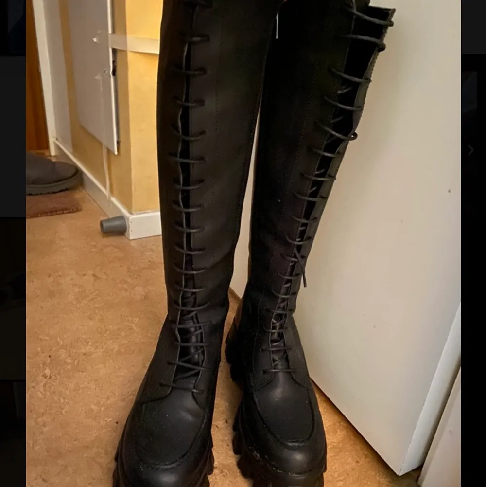 HELT NYA! Kommer inte till användning endast därför dessa urballa knähöga boots säljs!. Skor.