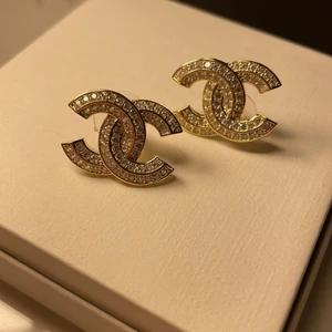 Chanel örhängen  - Ganska bra kvalite, helt ny