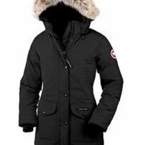 Canada Goose Victoria Parka - Läs ⬇️ Säljer min fina Canada Goose Victoria Parka i storlek S svart då jag har blivit intresserad av en annan jacka.  Har tagit hand om jackan i god skick och den är använd 2 vintrar. Det finns lite avfärgning på vissa ställen men syns knappt, kan skicka bild vid intresse, muddarna är också utan skador. Därav är jag villig att diskutera priset:) finns annonsen kvar så är jackan kvar! Kvitto finns!  Skickar bild vid intresse Nypris: 8.700;- Mitt pris: 8000;-