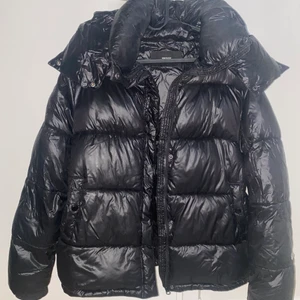 Bikbok jacka - Säljer denna jacka som jag hört är populär och då jag knappt användt den så tänkte jag att jag säljer vidare den. Storlek S. Nyskick🤍 flera intresserade därav budgivning