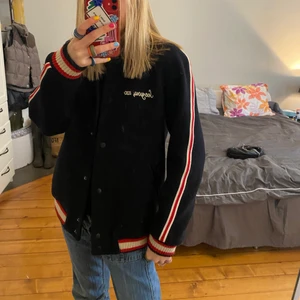 Zara Collace jaka - Köpt secondhand för-förra sommaren så säljer billigt för 200kr. Bra skcik och varm från Zara i storlek S, något liten i storleken så  den är ej overzised om du inte är mindre än mig som är 161 lång.