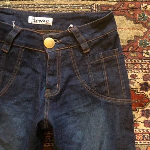 Lågmidjade jeans - Så coola jeans med snygga detaljer!! Dom är utsvängda och lågmidjade med synliga sömmar. Skriv för för mått!