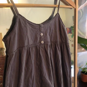 Grå lager klänning  - Så djävulskt snygg klänning som jag bittert nog inte passar i pga den är rättså lite över bysten:(( Så fin färg och kan ha för sigsjälv eller med ett par jeans under!! Har ett litet hål mot botten.