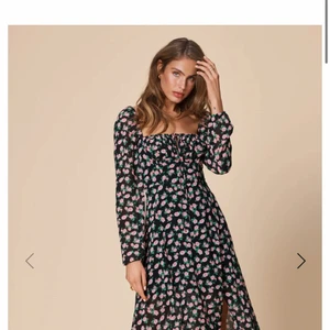 Adoore klänning  - Adoore klänning med ett jättefint mönster. Storlek 36. Använd 2 gånger. Säljer pga för lite användning 