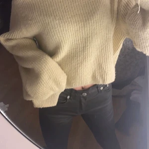 En stickad tröja  - Ett hål på axeln ( gjord så). Köpt 249 kr ich. Väldigt skön och kliar inte