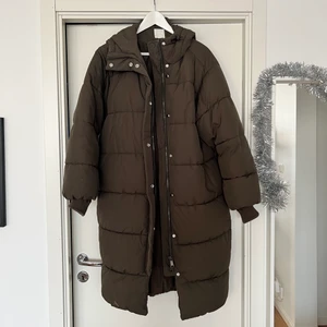 Lång vinterjacka - Säljer denna långa ”dunjacka” från hm förra året, då jag har en liknande! Storlek S, men en stor S. Jag brukar ha M i jackor och den sitter stort på mig (se sista bilden). Köparen står för frakten😇