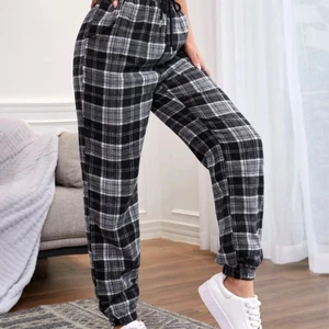 Rutiga byxor - Säljer mina byxor, dom passade inte så tänkte om någon annan ville ta över dom!