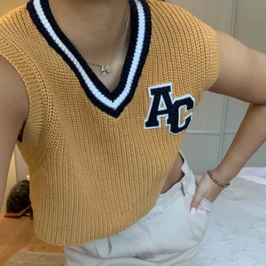 Stickad väst med detaljer - Unik stickad väst i najs färg med patch på bröstet. Verkligen skitsnygg, i bra kvalite och passar lika bra till fest som till vardags! Köpt på Urban Outfitters i Stockholm för något år sen. Först till kvarn!❤️‍🔥👼🏼 